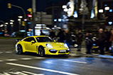 Gele TopCar Stingray straalt in nachtelijk Barcelona
