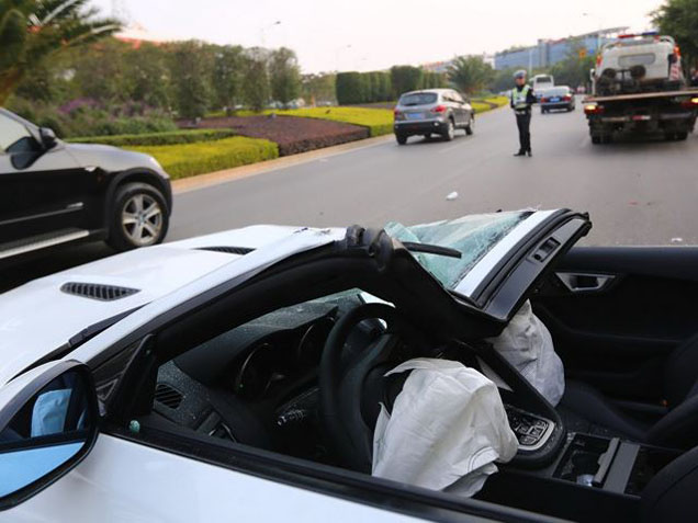 Jaguar F-TYPE crasht hard in China!